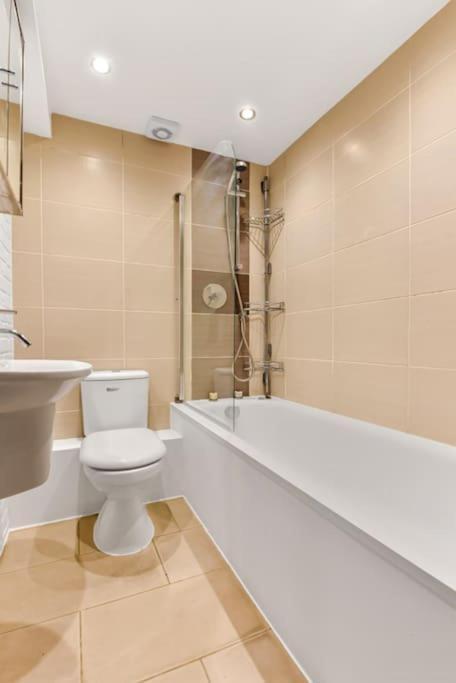 Spacious 2 Bed Urban Jungle Flat, Central ลอนดอน ภายนอก รูปภาพ