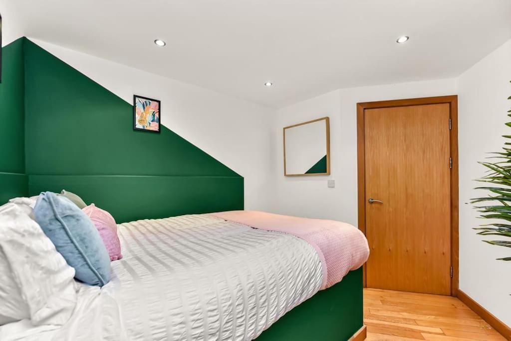 Spacious 2 Bed Urban Jungle Flat, Central ลอนดอน ภายนอก รูปภาพ